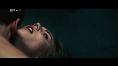 Elisa Schlott Nua - Filha Estranha (Strange Daughter, 2017) HD 720p Ver Online / Elisa Schlott - Filha Estranha