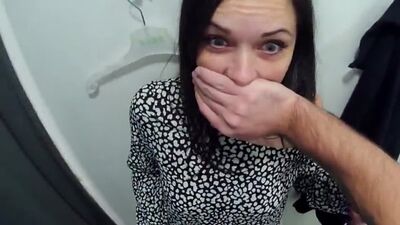 Sesso con uno sconosciuto nel camerino