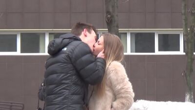 Comment embrasser une fille que l'on ne connaît pas dans la rue