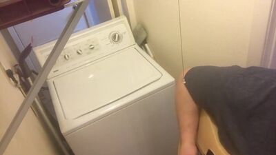 Un duo entre un homme et une machine à laver (AC/DC - Thunderstruck)
