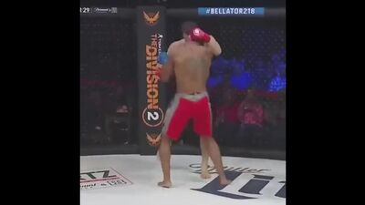 Anatoli Tokov, ein Schüler von Fedor Emelianenko, überstand einen schweren Knockdown und besiegte seinen Gegner durch einen Würgegriff
