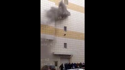 La gente salta por las ventanas. Incendio en el centro comercial «Zimnyaya Vishnya». Kemerovo. Vivo
