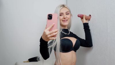 Эва Эльфи қабырғадағы тесік арқылы ауызбен жыныстық әрекет жасап, бетіне сперма шашылады