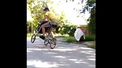 Un joven piloto de carreras en silla de ruedas