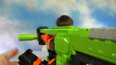 NERF Blaster Zombie Strike: a abrir a embalagem da arma de brincar e a disparar contra os ovos NERF Zombie Strike