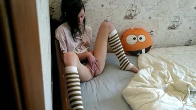 J'ai discrètement filmé ma sœur en train de se donner un orgasme intense