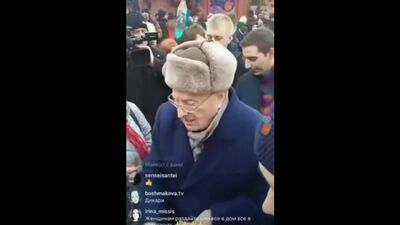 Zhirinovsky, comovido com os servos e os servos da terra, distribuiu um pouco de dinheiro na Praça Vermelha