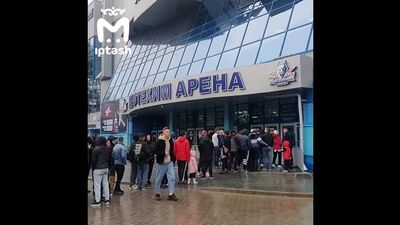 Una cola interminable frente al estadio de hielo de Nizhnekamsk