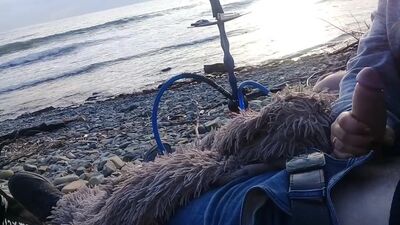 La chica le hizo una mamada justo en la playa, junto al mar