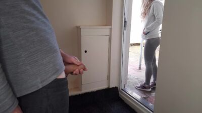 Қоғамдық мастурбация. Ол көршісіне пенисін көрсетеді, көршісі алдымен мені видеоға түсіре бастайды, бірақ кейін мастурбация жасап, оны сорып бастайды