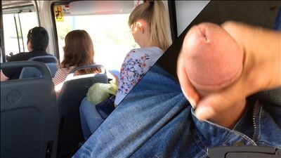 Вона публічно дрочить мені член в автобусі, їй це подобається!