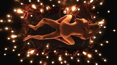 Une nuit d'amour romantique à la lueur des bougies