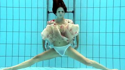 Lucy Gourchenko, une jeune Russe poilue nue dans la piscine