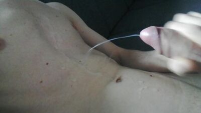 Um rapaz nu cobriu-se todo de esperma enquanto não havia ninguém em casa