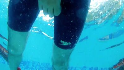 Un garçon se masturbe dans la piscine / éjaculation