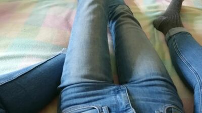 Uma lésbica masturba a namorada, que tem um orgasmo intenso