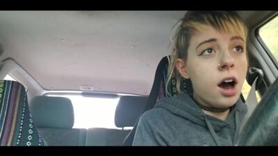 Ein Mädchen kommt mit einem Vibrator zum Orgasmus, während sie Auto fährt