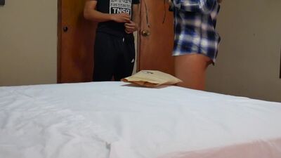 Жеткізуші масканы ыстық әйелге ұсынады да, оны күйеуінің көзінше секіріп жатады