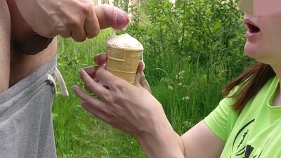 FILMAGEM EM CÂMARA LENTA DE ESPERMA SOBRE GELADO E UMA RAPARIGA A COMER