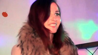 Jenny Smith se burla de una desconocida. Cuando la graba en la discoteca