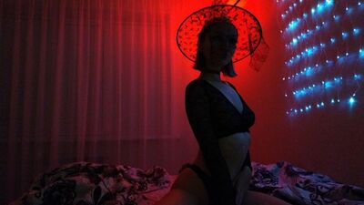 UNA BRUJA SEXY ME LA CHUPÓ. ¿O FUE... ?