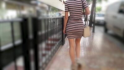 Un paseo por la ciudad con un vestido corto y ajustado
