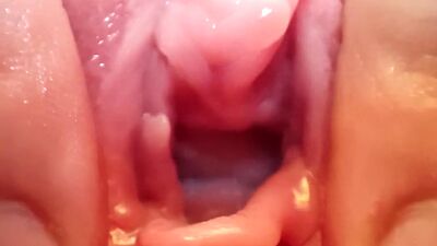 Gros plan extrême sur le vagin. Dilatateur vaginal