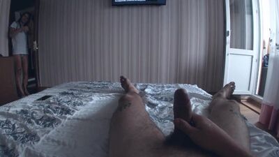 Mi hermanastra me pilló masturbándome