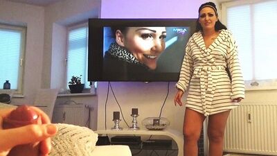 ¡El novio de mi hermana se pajeando pensando en mí! Qué vergüenza