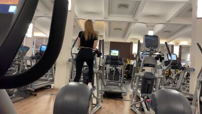 Un polvo rápido en el gimnasio. Sexo público arriesgado con Californiababe