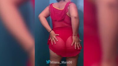 Une jeune femme sexy dévoile son corps voluptueux dans une vidéo amateur