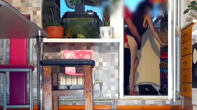 O marido distraiu-se um pouco e a mulher, sem cuecas, seduziu um amigo em comum