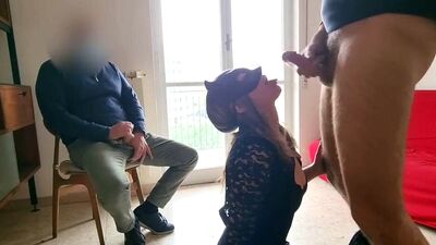POWIEDZ MI, ŻE JESTEM DZIWKĄ, robi loda nieznajomemu i dostaje spermę prosto w oczy, a jej mąż, który jest rogaczem, się masturbuje