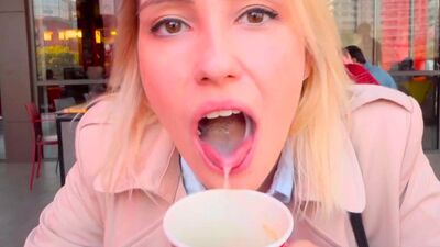 Ein gewagter Blowjob mit Sperma im Mund und Schlucken