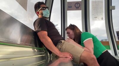 Hacer una mamada en el transporte público