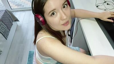 UMA JOVEM GAMER MUITO SEXY ADORA MUITO O MEU PÊNIS