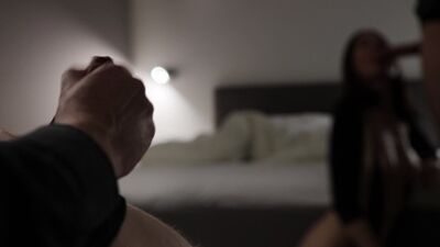 La lasciva esposa de un cornudo cabalga una gran polla en un club de swingers