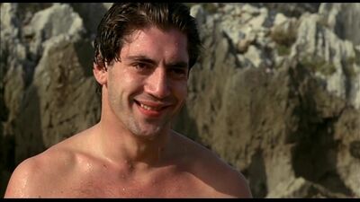 Javier Bardem nagi, widok z przodu – „Detektyw i śmierć”