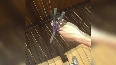 Acrobazie con il coltello a farfalla