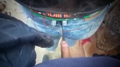 Con il cazzo di fuori si è avvicinato a una studentessa