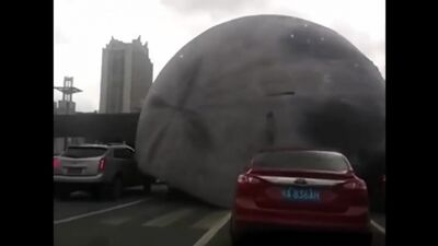 Uma Lua inflável gigante percorreu as ruas
