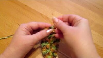 Scarpine da neonato a forma di sneakers lavorate all'uncinetto. Parte 1. Colorate