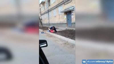 Bezdomni uprawiają seks na ulicy