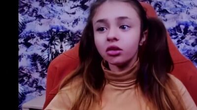 [Mareasy] UNA BAMBINA INGANNERÀ LE PERSONE SU CHATRULETKA