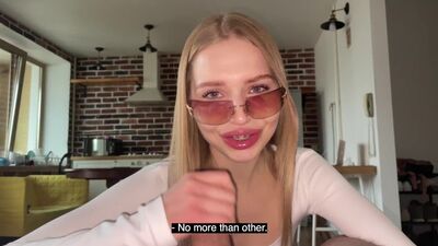 Una guapa puta chupa con ganas con sus gafas puestas
