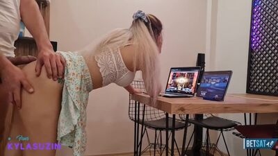 Quand le joueur surprend sa belle-sœur seule, il la prend par derrière et la baise