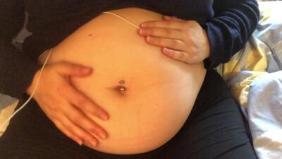 Menina com a barriga inchada e a barriga cheia de brinquedos