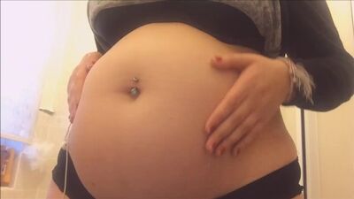 Menina com a barriga inchada e a barriga cheia de barulho