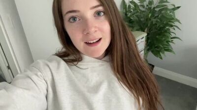 Prova di pantaloncini sexy - Ragazza in forma con un bel sedere
