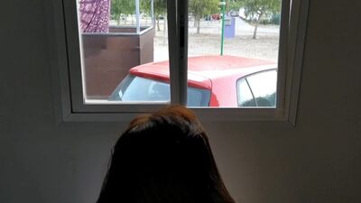Ол жалаңаш демалыс лагеріндегі терезе алдында менімен жыныстық қатынасқа түсіп жатыр, ал көршілер тыңдап, қарап отыр